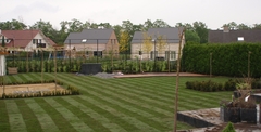 Mooie nieuw aangelegde tuin in strak ontwerp.