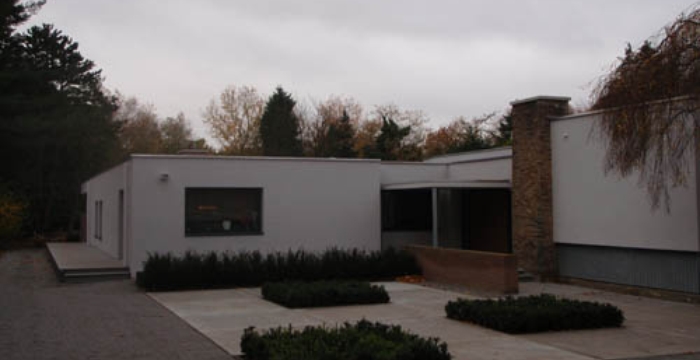 Grote tuin met oprijlaan