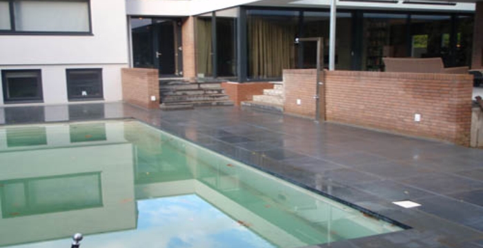 Zwembad met natuursteen rondom