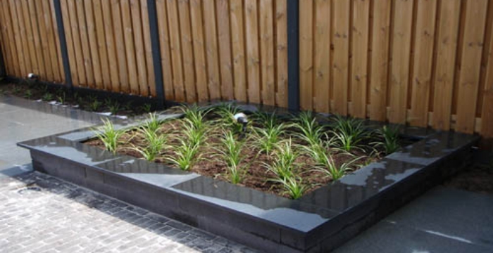 Strakke plantenbak, gemaakt van blokken