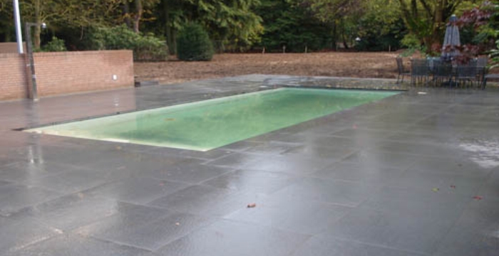 Zwembad omringd door natuursteen