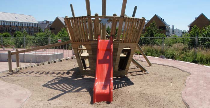 Speeltoestel met bestrating