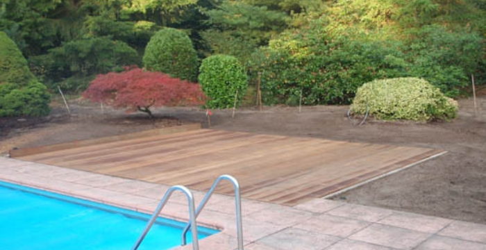 Zwembad met aangrenzende houten vlonders